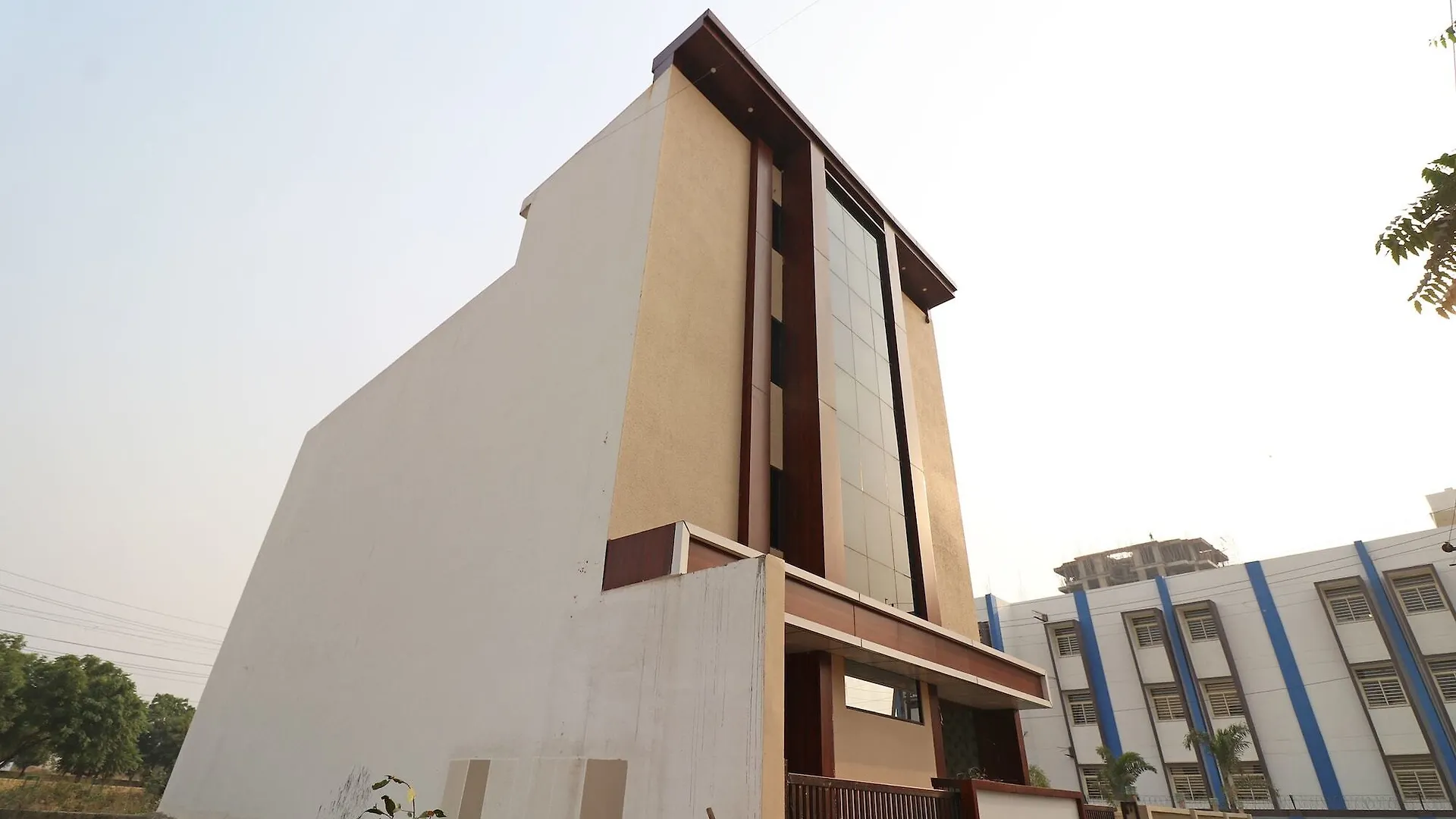 Oyo 22508 Hotel Sparrow Inn آغْرا الهند
